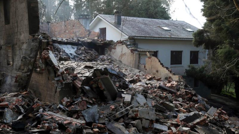 Una de las viviendas afectadas por los incendios en El Franco, Asturias./EFE Una de las viviendas afectadas por los incendios en El Franco, Asturias./EFE