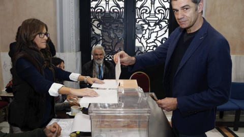 El actor y número dos de Ciudadanos por Valencia, Toni Cantó, ejerció su derecho al voto en un colegio electoral del centro de la ciudad. EFE