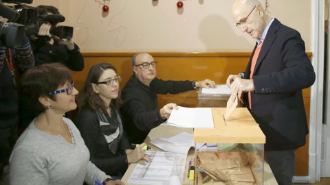 El cabeza de lista de Unió Democrática de Catalunya (UDC a las elecciones del 20D, Josep Antoni Duran Lleida, vota en el Centro Cívico Casal de Sarriá, en Catalunya. EFE