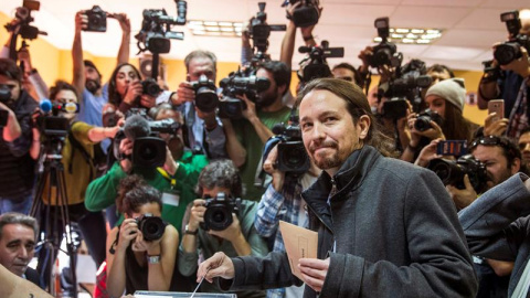 El candidato de Podemos a la Presidencia del Gobierno, Pablo Iglesias, ha votado esta mañana en el IES Tirso de Molina. EFE