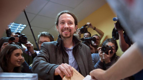 El candidato de Podemos a la Presidencia del Gobierno, Pablo Iglesias, ha votado esta mañana en el IES Tirso de Molina. EFE