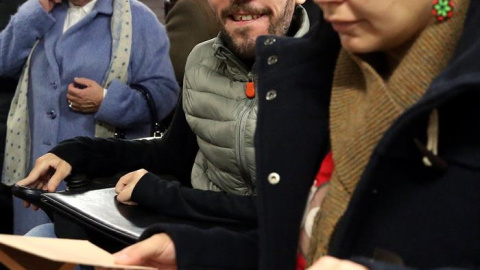 El secretario general de Podemos en Aragón, Pablo Echenique, vota por mano de su mujer, Maria Nelo, en un colegio electoral de Zaragoza. EFE