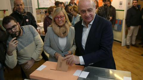 El ministro del Interior y cabeza de lista por el PPC, Jorge Fernández Díaz, acompañado de su esposa Asunción Carácoba, vota en la Escuela Augusta de Barcelona. EFE