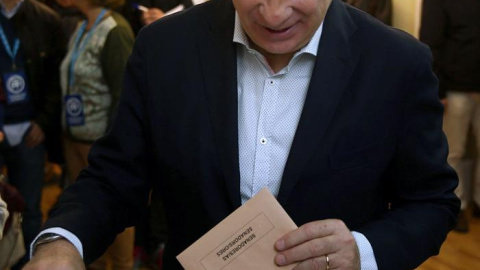 El ministro del Interior y cabeza de lista por el PPC, Jorge Fernández Díaz, vota en la Escuela Augusta de Barcelona. EFE