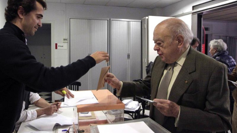 El expresidente de la Generalitat Jordi Pujol, acompañado de su esposa, Marta Ferrusola, ha votado esta mañana en un colegio electoral de Barcelona. EFE