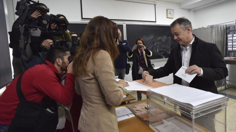 El lehendakari, Iñigo Urkullu, ha acudido a votar para las elecciones generales al colegio electoral Argintza de Durango (Bizkaia). EFE