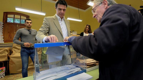 El ministro de Industria y candidato del Partido Popular, José Manuel Soria, vota para las elecciones generales en un colegio electoral de Las Palmas de Gran Canaria. EFE