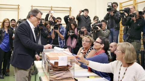 - El presidente de la Generalitat de Cataluña en funciones, Artur Mas, votó para las elecciones generales en el Colegio Infant Jesús de Travessera de Grácia e Barcelona. EFE
