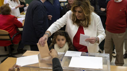 La presidenta de la Junta de Andalucía, Susana Díaz, acompañada por su sobrina, deposita su voto para las elecciones generales del 20D esta mañana en un colegio electoral del barrio de Triana en Sevilla. EFE