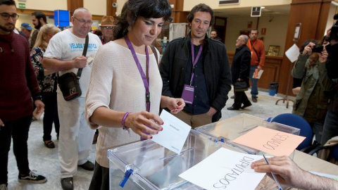 La secretaria general de Podemos Andalucía, Teresa Rodríguez, junto al alcalde de Cádiz, José María González, "Kichi", vota para las elecciones generales en el colegio del Edificio de Correos de la capital gaditana. EFE