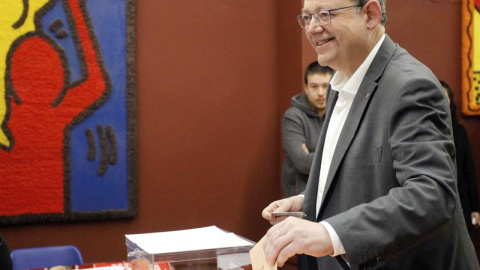 El president Ximo Puig ejerciendo su derecho al voto en su colegio electoral de Morella. EFE
