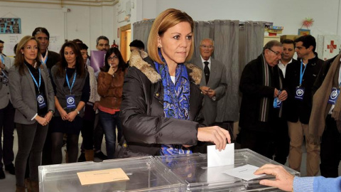 La presidenta del PP de Castilla-La Mancha y cabeza de lista al Congreso por Toledo, María Dolores de Cospedal, vota en el colegio Parque Sur de Albacete