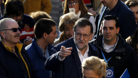El presidente del Gobierno y candidato a la reelección por el PP, Mariano Rajoy, tras ejercer su derecho al voto en un colegio de Aravaca. EFE/Sergio Barrenechea