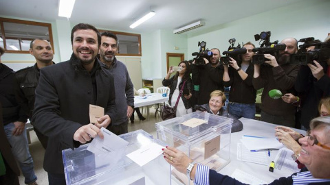 El candidato de Unidad Popular-IU a la Presidencia del Gobierno, Alberto Garzón, ha ejercido su derecho al voto en el colegio Manuel Laza Palacio de Rincón de la Victoria (Málaga).EFE