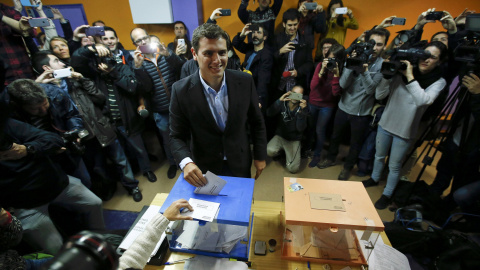 El candidato de Ciudadanos (C's) a la Moncloa, Albert Rivera, vota en el Colegio Santa Marta de L'Hospitalet de Llobregat (Barcelona), en la jornada de elecciones generales./REUTERS