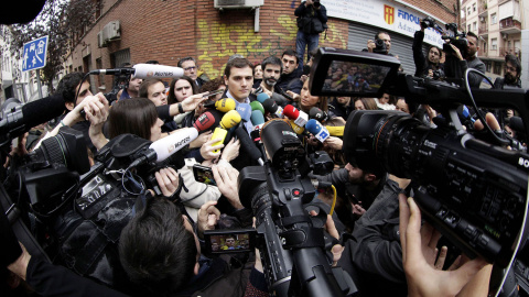 El candidato de Ciudadanos (C's) a la Moncloa, Albert Rivera, atiende a los medios en el Colegio Santa Marta de L'Hospitalet de Llobregat (Barcelona), en la jornada de elecciones generales. EFE/Alberto Estévez
