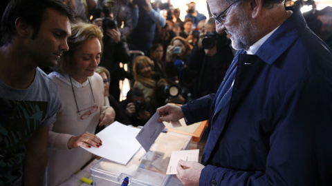 El presidente del Gobierno y candidato a la reelección por el PP, Mariano Rajoy, ejerce su derecho al voto en un colegio de Aravaca./REUTERS