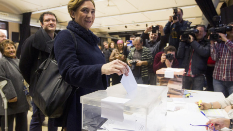 La alcaldesa de Barcelona, Ada Colau, vota para las elecciones generales del 20D, en el centro cívico 'La Sedeta' de Barcelona. EFE/Quique García