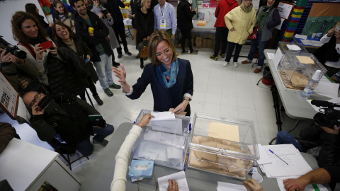La exministra y cabeza de lista del PSC, Carme Chacón, ha votado esta mañana en la Escuela Isabel de Villena, de Espugles de Llobregat, durante la jornada de elecciones generales de hoy, 20D. EFE/Alejandro García