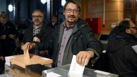 El cabeza de lista de En Comú Podem, Xavier Domènech, vota para las elecciones generales que hoy se celebran en España en su colegio electoral de Barcelona. EFE/Toni Albir