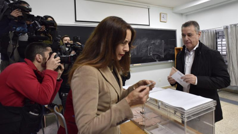 El lehendakari, Iñigo Urkullu, ha acudido a votar para las elecciones generales al colegio electoral Argintza de Durango (Bizkaia). Durante la votación de Urkullu se ha producido una anécdota con la presidenta de la mesa, que se ha referido El lehendakari, Iñigo Urkullu, ha acudido a votar para las elecciones generales al colegio electoral Argintza de Durango (Bizkaia). Durante la votación de Urkullu se ha producido una anécdota con la presidenta de la mesa, que se ha referido