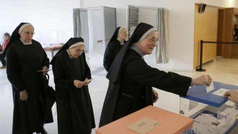 Las monjas no han faltado a la cita electoral del 20-D. En la foto, en un colegio de Santiago de Compostela. EFE/Lavandeira jr Las monjas no han faltado a la cita electoral del 20-D. En la foto, en un colegio de Santiago de Compostela. EFE/Lavandeira jr