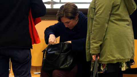 La alcaldesa de Barcelona, Ada Colau, no encuentra el D.N.I. entre sus pertenencias para poder votar, por lo que ha tenido que abandonar el colegio electoral y volver a casa para buscarlo. EFE/Quique García La alcaldesa de Barcelona, Ada Colau, no encuentra el D.N.I. entre sus pertenencias para poder votar, por lo que ha tenido que abandonar el colegio electoral y volver a casa para buscarlo. EFE/Quique García
