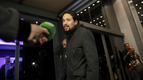 Pablo Iglesias ha llegado al cuartel general que Podemos ha instalado en el TeatroGoya Multiespacio de Madrid, donde a lo largo de la tarde han ido acudiendo el resto de dirigentes de la formación y se respiran buenas vibraciones../REUTERS