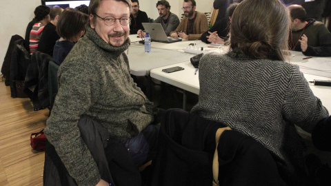 Xavier Domènech, cabeza de lista de En Comú Podem, junto a miembros de su equipo sigue la noche electoral en su sede de Barcelona. EFE/Marta Pérez