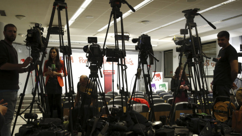 Periodistas esperan las primeras comparecencias en la sede electoral de Unidad Popular. EFE /Kiko Huesca