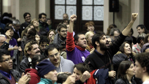 Vista del público en la estación del Norte donde En Comú Podem está siguiendo la noche electoral. En Comú Podem (Podemos-ICV-BComú) obtendría la victoria en Cataluña con el 50% de los votos escrutados y conseguiría 12 diputados.- EFE/Marta 
