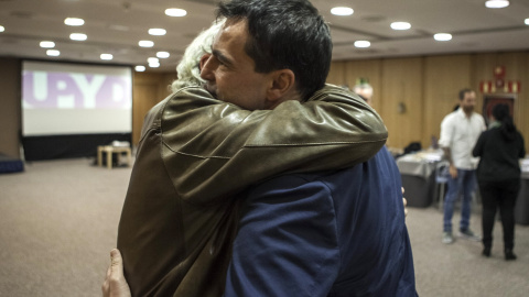 El líder y candidato de Unión Progreso y Democracia (UPYD), Andrés Herzog, se abraza a un simpatizante a su llegada al hotel donde esperará los resultados con su equipo. EFE/Santi Donaire