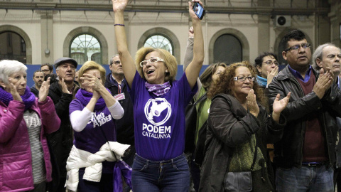 Seguidores de En Comú Podem celebran que los sondeos le adjudican la primera posición en Cataluña. EFE/Marta Pérez