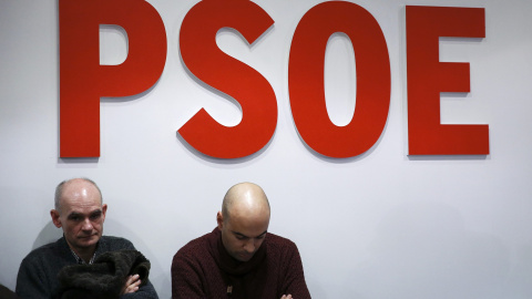 Seguidores del PSOE esperan los resultados de las elecciones en la sede del partido en Madrid después del cierre de las urnas. REUTERS/Juan Medina