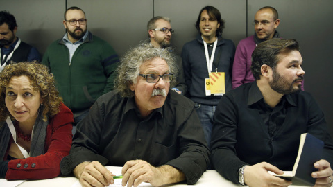 Los líderes de Esquerra Republicana de Cataluña (ERC) Gabriel Rufián (d), Jordi Tarda (c) y Esther Capella (i), analizan los primeros sondeos de los medios de comunicación. EFE/ Andreu Dalmau.