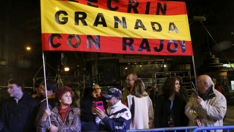 Algunos simpatizantes junto a la sede del Partido Popular, en la madrileña calle de Génova, al conocerse los primeros resultados electorales. EFE/Chema Moya