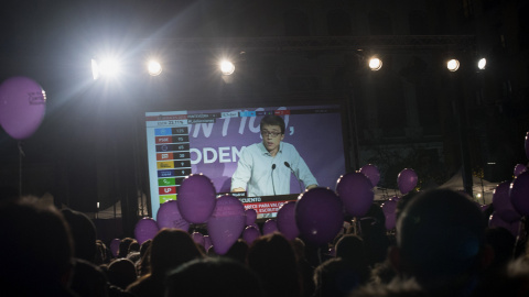 Simpatizantes de Podemos escuchan la comparecencia del director de campaña de Podemos, Íñigo Errejón, tras conocerse los primeros datos del escrutinio de las elecciones generales, en la Plaza del Reina Sofía, en Madrid. EFE/Luca Piergiovann