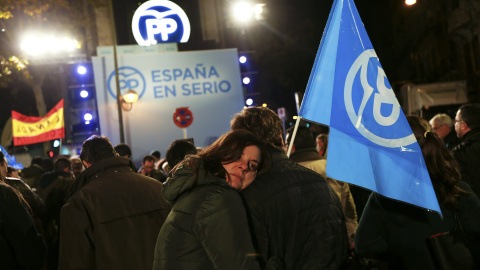 Simpatizantes del PP se reúnen delante de la sede de la calle Génova. REUTERS/Marcelo del Pozo
