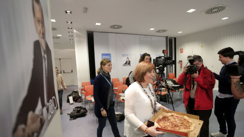 La presidenta del PP de la Comunidad Valenciana, Isabel Bonig, y la número al Congreso por Valencia, Elena Bastidas (izqda), han traído pizzas para los periodistas que siguen los resultados electorales en la sede del partido. EFE/Manuel Bru