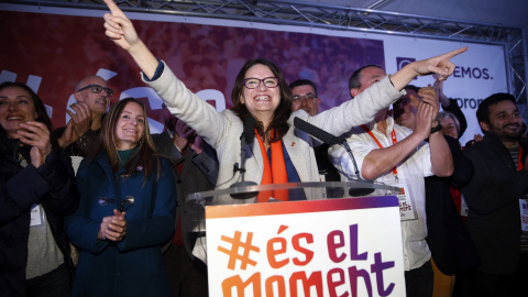 La coportavoz de Compromís, y vicepresidenta del Consell, Mònica Oltra, celebra los resultados en las elecciones generales del 20D, en la sede de su formación. EFE/Kai Försterling.