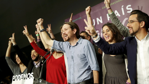Pablo Iglesias, candidato de Podemos a la Presidencia del Gobierno (c), tras su comparecencia para valorar los resultados electorales, junto a Iñigo Errejón (3i), secretario de Política, y Carolina Bescansa (2i), secretaria de Análisis Polí