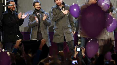 El candidato a la Presidencia del Gobierno por Podemos, Pablo Iglesias (izda), y el director de campaña de Podemos, Íñigo Errejón (2º dcha) junto a otros dirigentes de esta formación celebran los resultados en las elecciones generales, en l