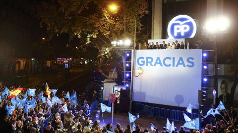 Simpatizantes se reúnen enfrente de la sede del PP en Madrid./ REUTERS/Marcelo del Pozo