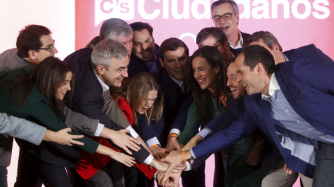 El equipo de Ciudadanos se muestran unidos en el escenario tras la comparecencia del líder, Albert Rivera./ REUTERS/Susana Vera