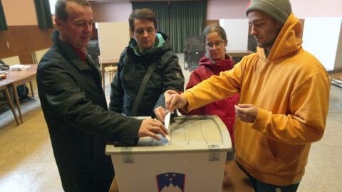 Una familia vota en un colegio electoral en un referéndum sobre el derecho a casarse y adoptar niños de parejas del mismo sexo, en Sora, Eslovenia 20 de diciembre de 2015. REUTERS/Srdjan Zivulovic Una familia vota en un colegio electoral en un referéndum sobre el derecho a casarse y adoptar niños de parejas del mismo sexo, en Sora, Eslovenia 20 de diciembre de 2015. REUTERS/Srdjan Zivulovic