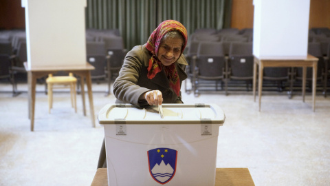 Una mujer vota en un colegio electoral en un referéndum sobre el derecho a casarse y adoptar niños de parejas del mismo sexo, en Sora, Eslovenia. REUTERS/Srdjan Zivulovic Una mujer vota en un colegio electoral en un referéndum sobre el derecho a casarse y adoptar niños de parejas del mismo sexo, en Sora, Eslovenia. REUTERS/Srdjan Zivulovic