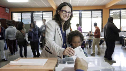 La vicepresidenta del Gobierno valenciano, Mónica Oltra, ejerciendo su derecho al voto. EFE/Manuel Bruque La vicepresidenta del Gobierno valenciano, Mónica Oltra, ejerciendo su derecho al voto. EFE/Manuel Bruque