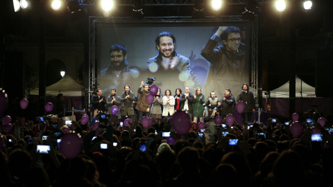 El líder de Podemos, Pablo Iglesias, y otrs dirigentes del partido, en la madrileña plaza del Museo Reina Sofía, celebran con sus simpatizantes los resultados de las elecciones del 20-D. REUTERS/Andrea Comas