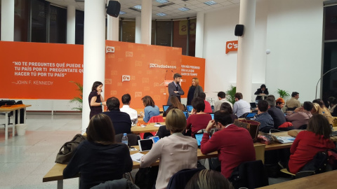 A la espera de la comparecencia de Albert Rivera en la nueva sede de Ciudadanos en Madrid. /PAULA DÍAZ