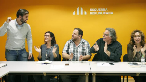 El cabeza de lista de ERC en las elecciones, Gabriel Rufián, recibe el aplauso del presidente de la formación, Oriol Junqueras (c); la secretaria general, Marta Rovira (2i); el portavoz parlamentario, Joan Tardá (2d), y la portavoz en el Se
